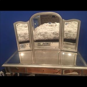 Mirrored vanity set
